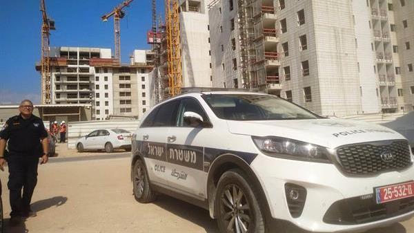 אתר בנייה בהרצליה, ניידת משטרה