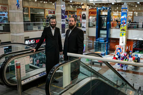 שמחה גרינבוים ומנחם קיין משושלת חסידי גור, הבעלים החדשים של קניון ערד