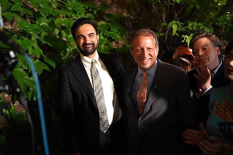 מועמד המפלגה הדמוקרטית בראד לנדר (ימין) לצד ראש עיריית ניו יורק זוהראן ממדאני, 23.06.26