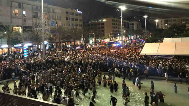 החגיגות בכיכר רבין, הלילה
