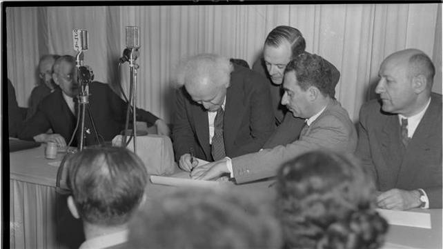 החתימה על מגילת העצמאות, עט מגילת העצמאות, בן גוריון, דוד פנקס. כתבה של איטה גליקסברג. 19.06.21