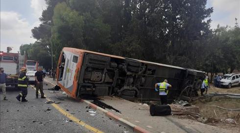 21 פצועים בתאונת דרכים בין אוטובוס לרכב פרטי בצומת כברי