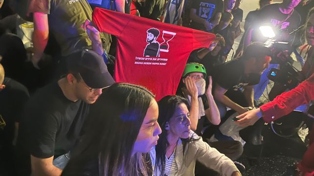 עינב צנגאוקר בהפגנה נגד פיטורי גלנט, נובמבר 2024