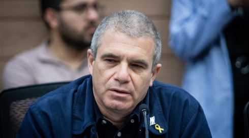 "שיקר, איים וסחט אותנו שלא להתבטא נגד רה"מ": שורדי שבי ומשפחות חטופים נגד גל הירש