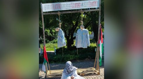 מיצב "אומנותי" בשוודיה הציג בובות תלויות של יהודים
