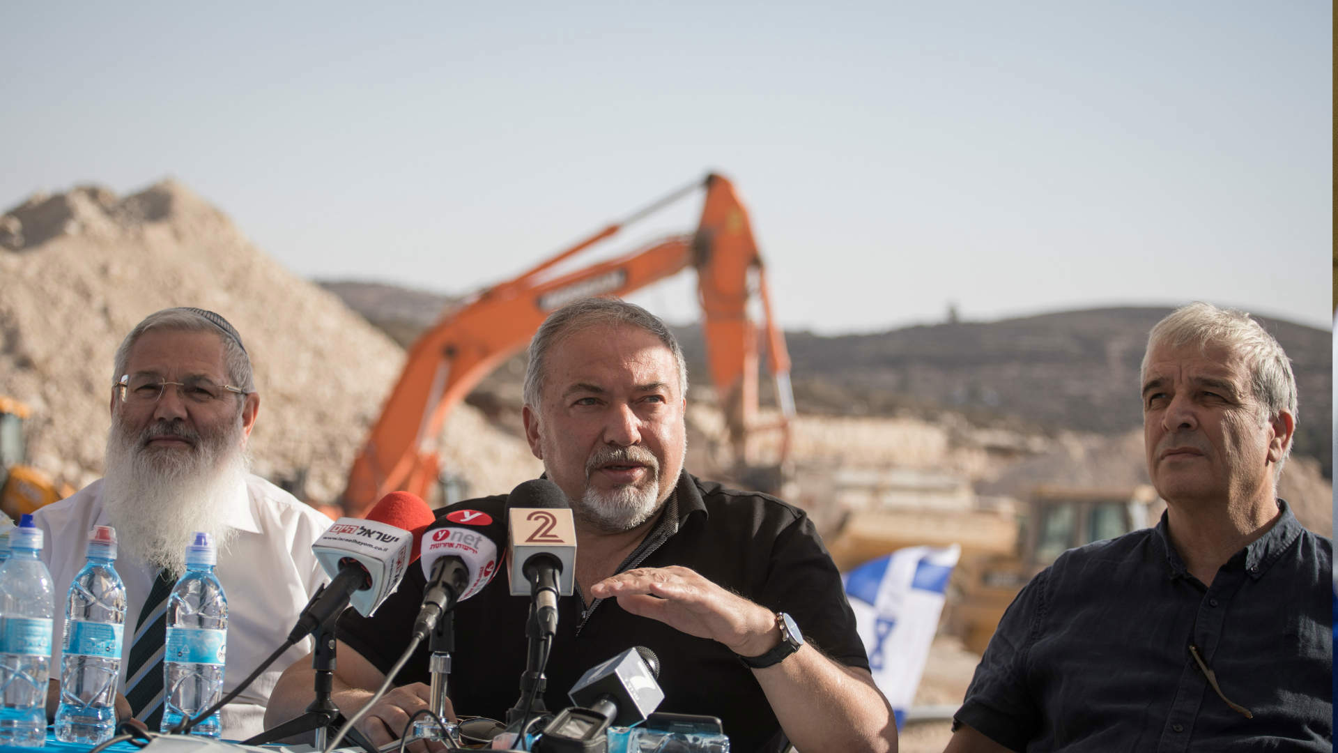 שר הביטחון, אביגדור ליברמן (במרכז)