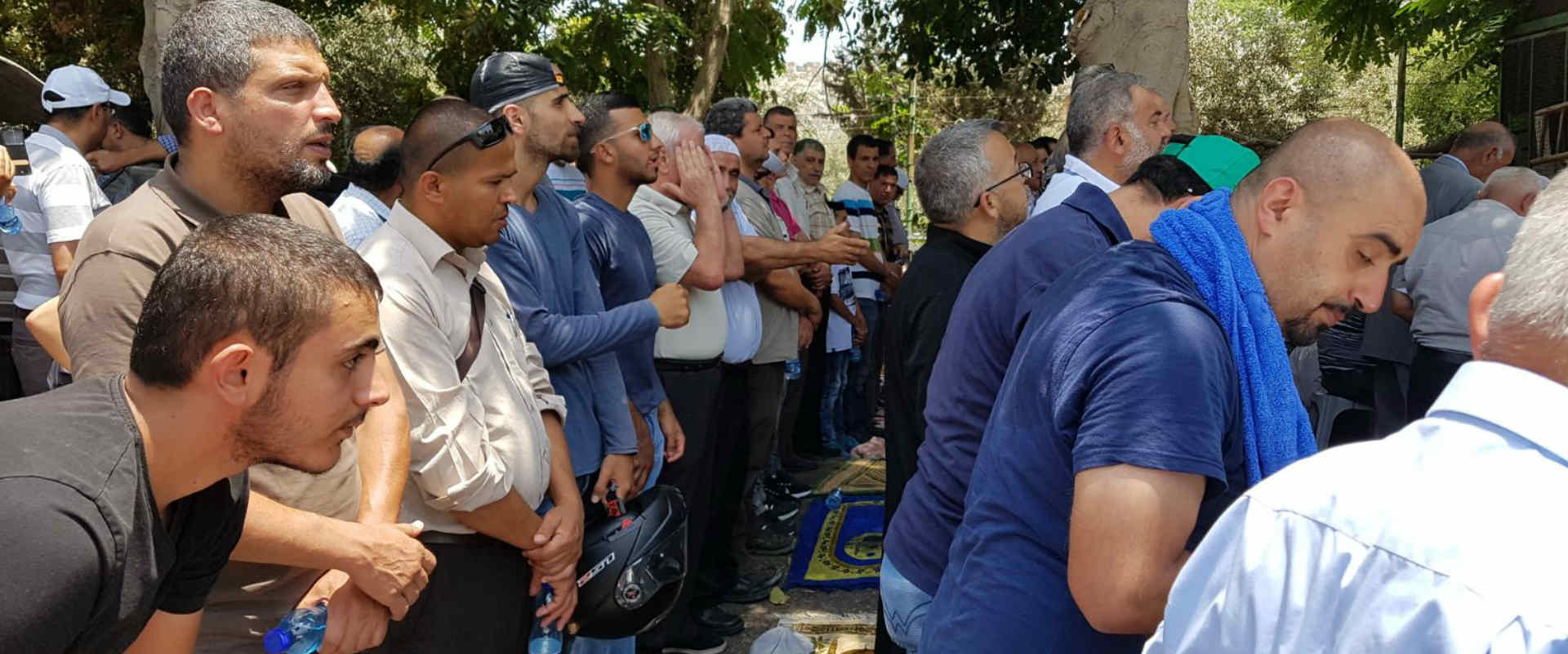 מתפללים מחוץ להר הבית, היום