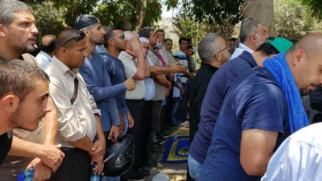 מתפללים מחוץ להר הבית, היום
