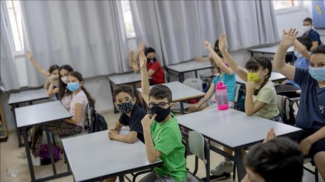 תלמידים עם מסכות בבית ספר השלום במבשרת ציון