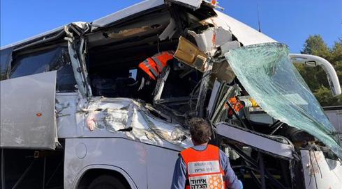 בת 10 נפצעה קשה בתאונה בין אוטובוס למשאית בכביש 1