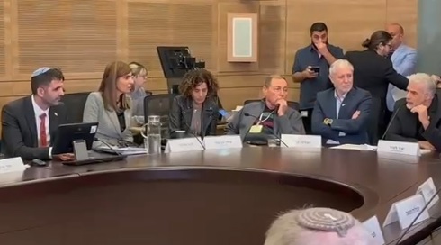 המאבק על העיתונות החופשית הגיע לכנסת: "חונקים ביקורת"