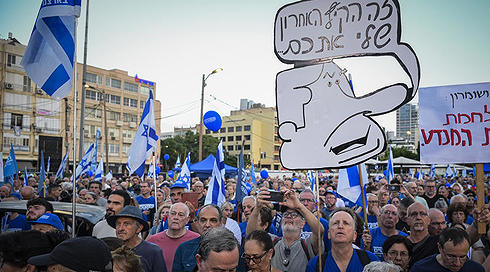 האם משפחה יכולה להישאר מאוחדת גם כשהפוליטיקה מפרידה בין הדורות?