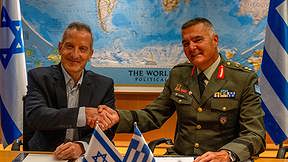 ראש מנהל הרכש היווני, יאניס בוראס, ומנכ"ל משרד הביטחון, אמיר ברעם