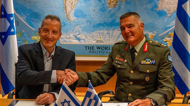 ראש מנהל הרכש היווני, יאניס בוראס, ומנכ"ל משרד הביטחון, אמיר ברעם