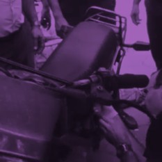 שוטרים בוחנים את האופנוע של רוני ליבוביץ' מתוך כתב