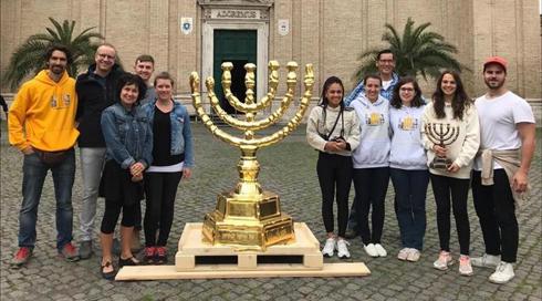 מתנה מגרמניה ליום העצמאות: דגם של מנורת המקדש