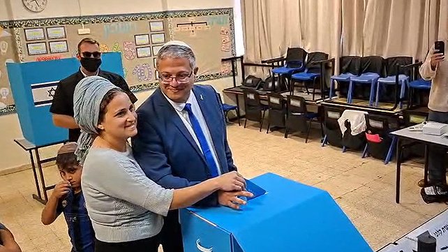 איתמר בן גביר מצביע בבחירות