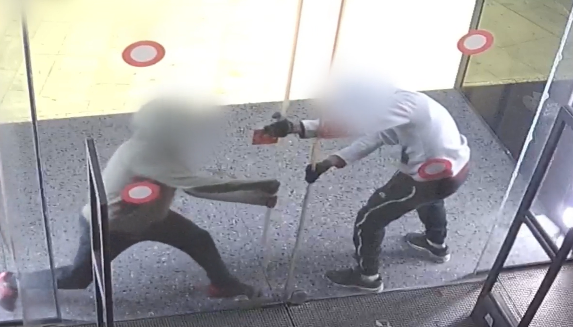 תיעוד: נערים פורצים לחנות נייקי במתחם שרונה בתל אביב