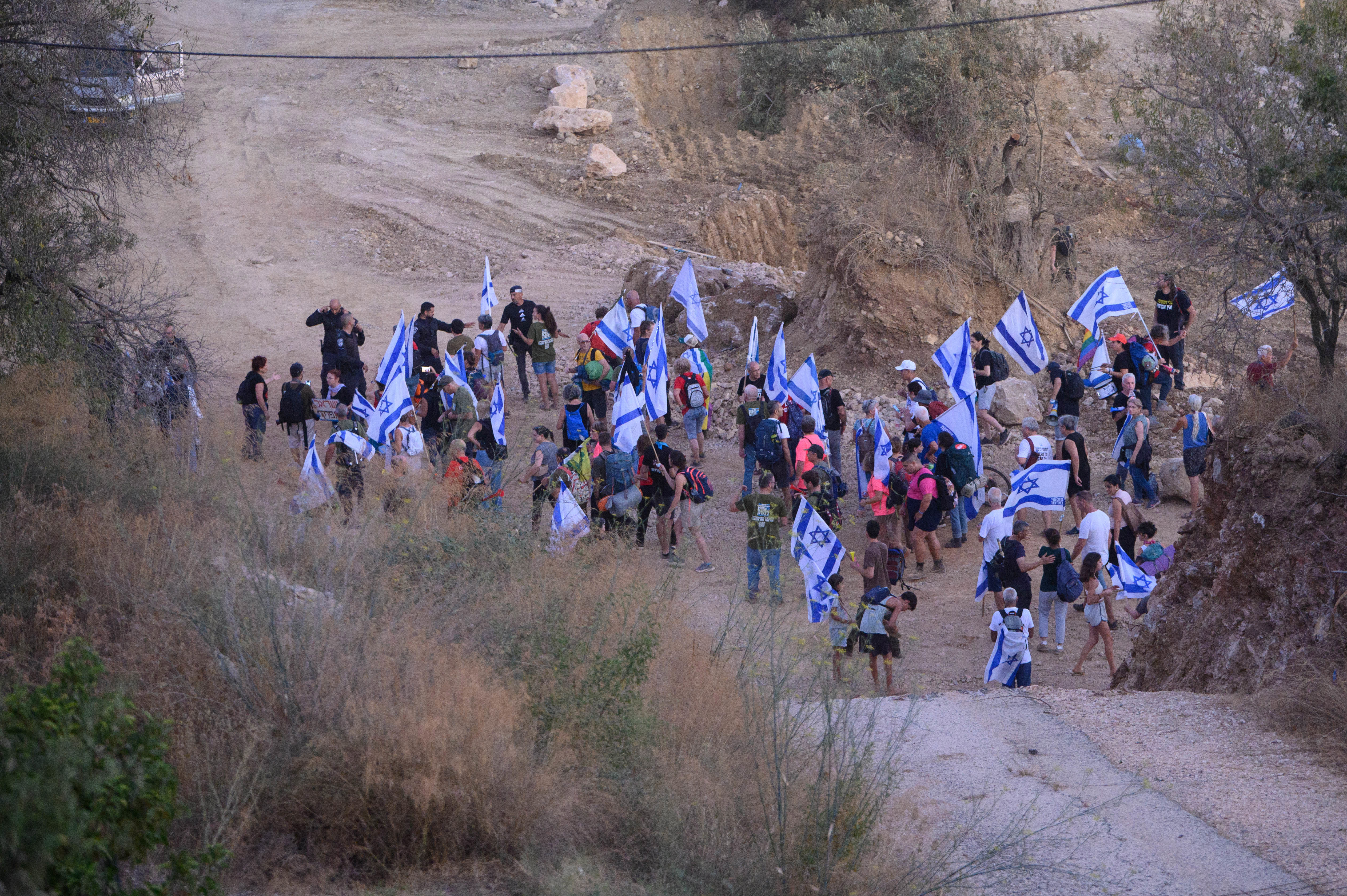 מפגינים בנווה אטי"ב