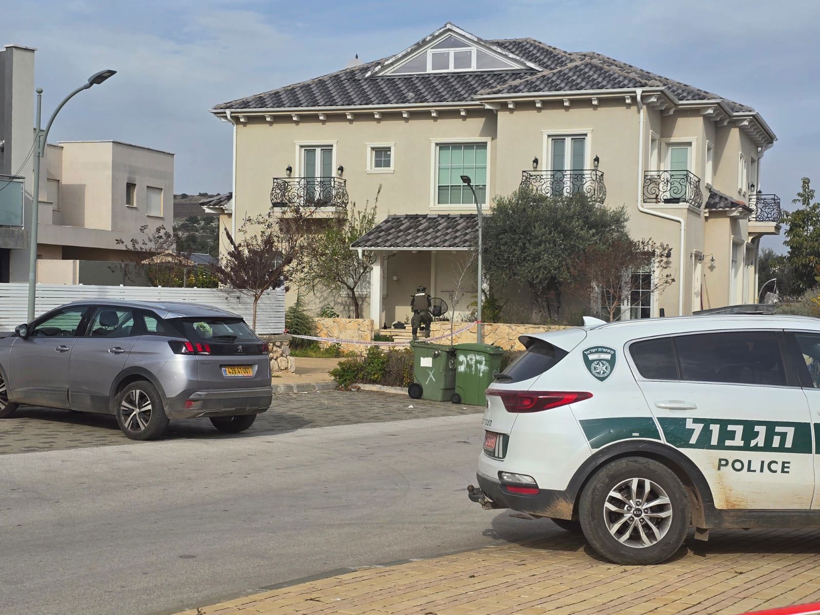 אמל"ח מחוץ לביתו של ראש מועצת מרום הגליל