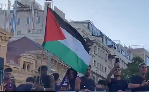 ימאל עם דגל פלסטין בחגיגות בברצלונה