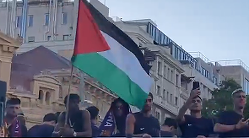 לאמין ימאל מניף דגל פלסטין בחגיגות האליפות של ברצלונה