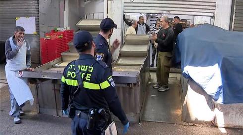 "הרבה מאוד כסף ייזרק לפח": פקחים אכפו את סגירת הדוכנים בשוק הכרמל