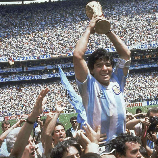"Maradona no necesitaba vestirla, su cuerpo era la camiseta de Argentina": Entrevista al periodista argentino-israelí Yehuda Aram