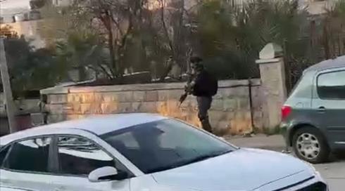 הכניסה חשוד לרכב - ונסעו בלעדיה: כך "נשכחה" הלוחמת בלב כפר פלסטיני