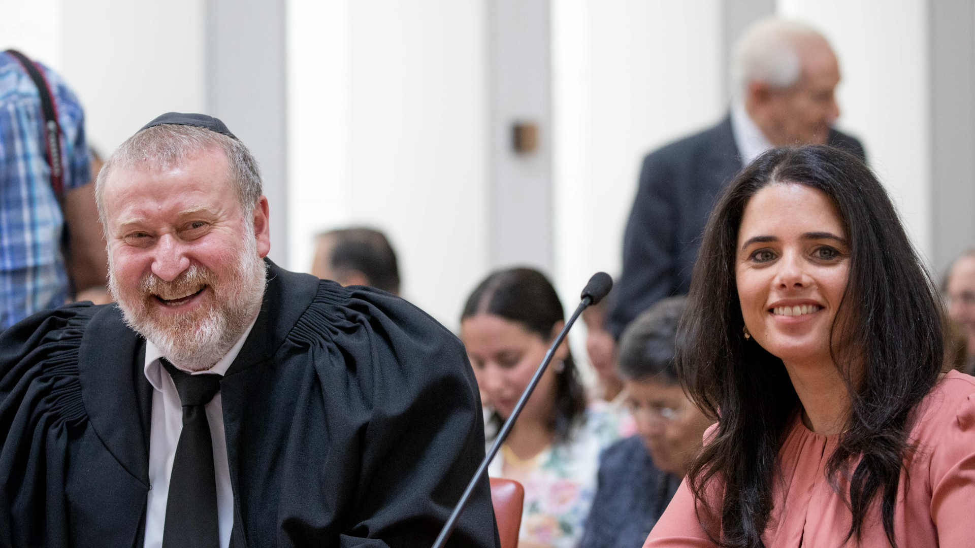 היועמ"ש, אביחי מנדלבליט, לצד שרת המשפטים, איילת שק