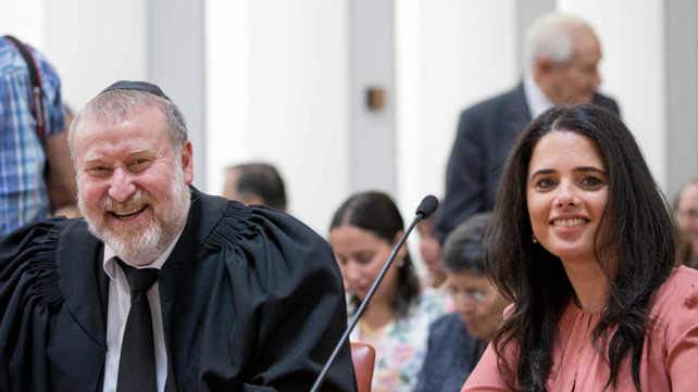 היועמ"ש, אביחי מנדלבליט, לצד שרת המשפטים, איילת שק
