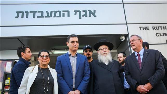 יעקב ליצמן ומשה בר סימן טוב בביקור במעבדה הראשית של משרד הבריאות 04.02.20