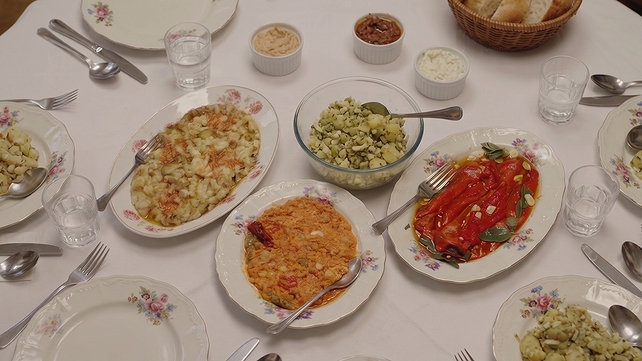 מתכון של חיים כהן למטבוחה, שושקות, חצילים, סלט תפוחי אדמה