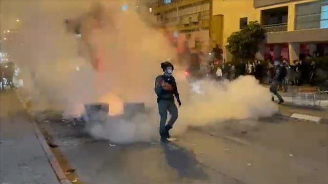 זורקים זיקוקים לעבר שוטר יס"מ, הפגנות בבני ברק. 24.01.21