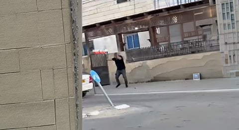 האלימות משתוללת: חמישה חמושים תועדו מנהלים קרב יריות - לעיני השוטרים 