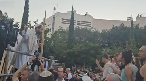 הוויכוח על בתי הכנסת בתל אביב חוזר? הסעיף השנוי במחלוקת על תפילות בהפרדה