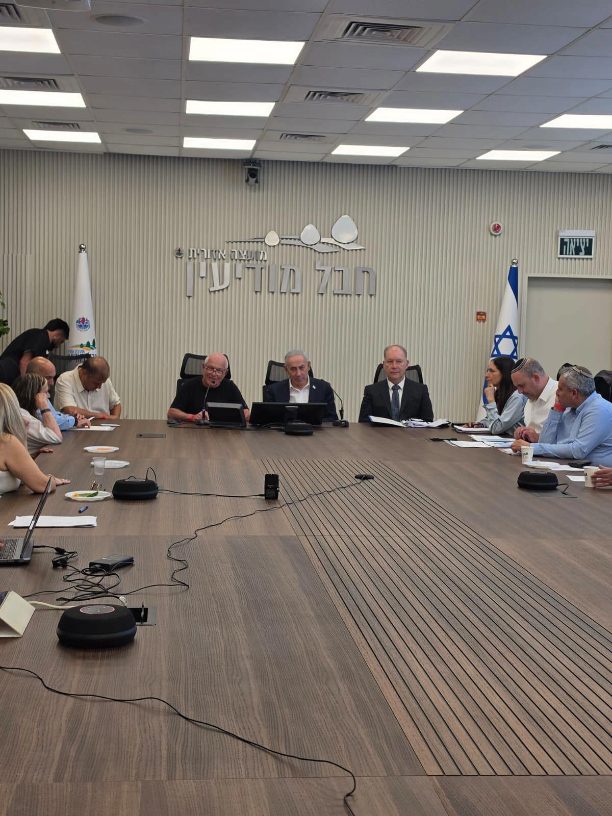 השר חיים כץ (שמאל) וראש הממשלה בנימין נתניהו בדיון בוועדת החוקה של מפלגת הליכוד, 19.07.26
