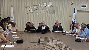 השר חיים כץ (שמאל) וראש הממשלה בנימין נתניהו בדיון בוועדת החוקה של מפלגת הליכוד, 19.07.26
