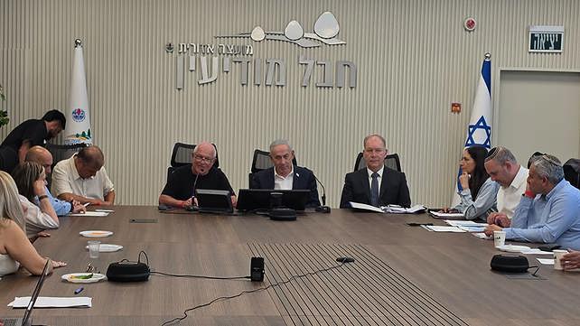 השר חיים כץ (שמאל) וראש הממשלה בנימין נתניהו בדיון בוועדת החוקה של מפלגת הליכוד, 19.07.26