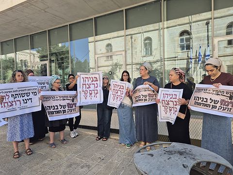 משפחתו של בניהו רזי מחוץ לבית המשפט, 4.8.26