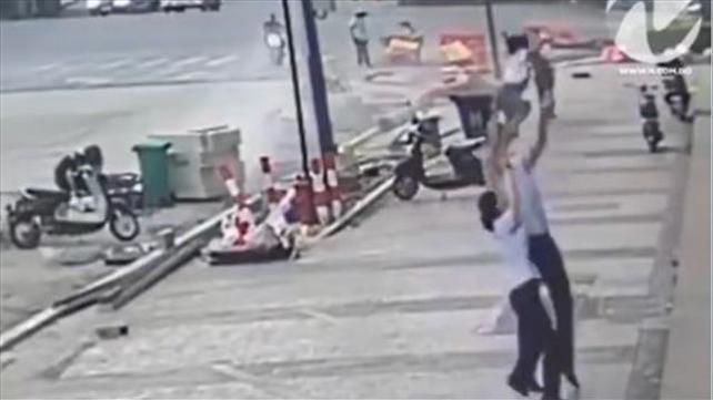 תינוקת שנפלה בסין נתפסה על ידי עובר אורח