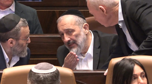 "למה כמו גנבים בלילה?": קרב בכנסת סביב החוקים מעוררי המחלוקת