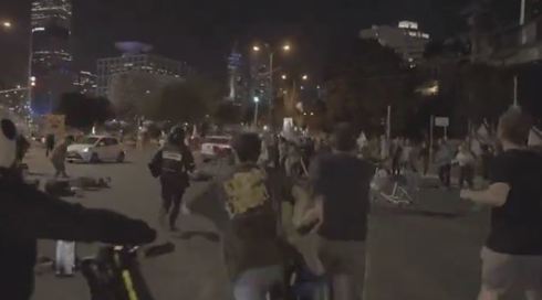 תיעוד: אחרי הקללות - הנהג מאיץ ודורס מפגינים בתל אביב