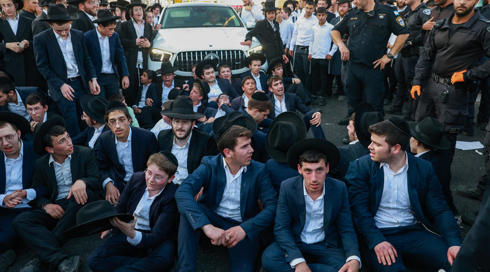 חרדים מפגינים בקריית גת נגד מעצר של עריק: "הגיע להגיש תלונה - והועבר למשטרה הצבאית"