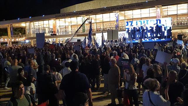 מחאה של מתנגדי ממשלה בכיכר הבימה בתל אביב 02.11.21