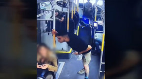 "לא אפסיק ללבוש מדים": צעיר ירק על קצינה באוטובוס - כי לבשה מדי צה"ל