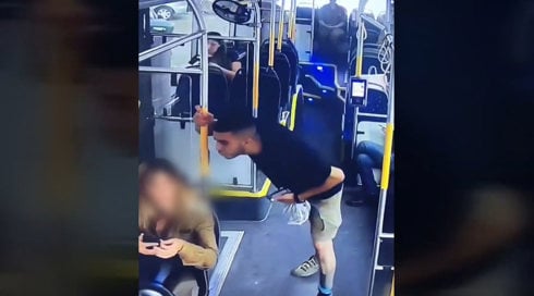 "לא אפסיק ללבוש מדים": צעיר ירק על קצינה באוטובוס - כי לבשה מדי צה"ל