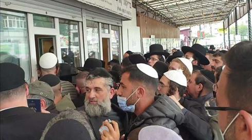 דוחק ובלגן במתחמי בדיקות הקורונה: מסע החסידים בחזרה מאומן