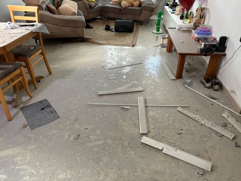 בית משפחת נקש בראשון לציון אחרי פגיעת הטיל בסמוך לבניין, 21.3.26