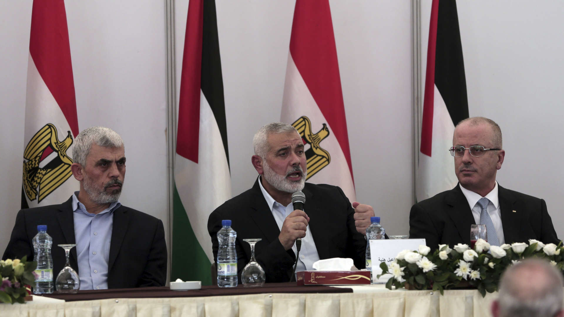 מימין: ראש הממשלה הפלסטיני ראמי חמדאללה, ראש הלשכה